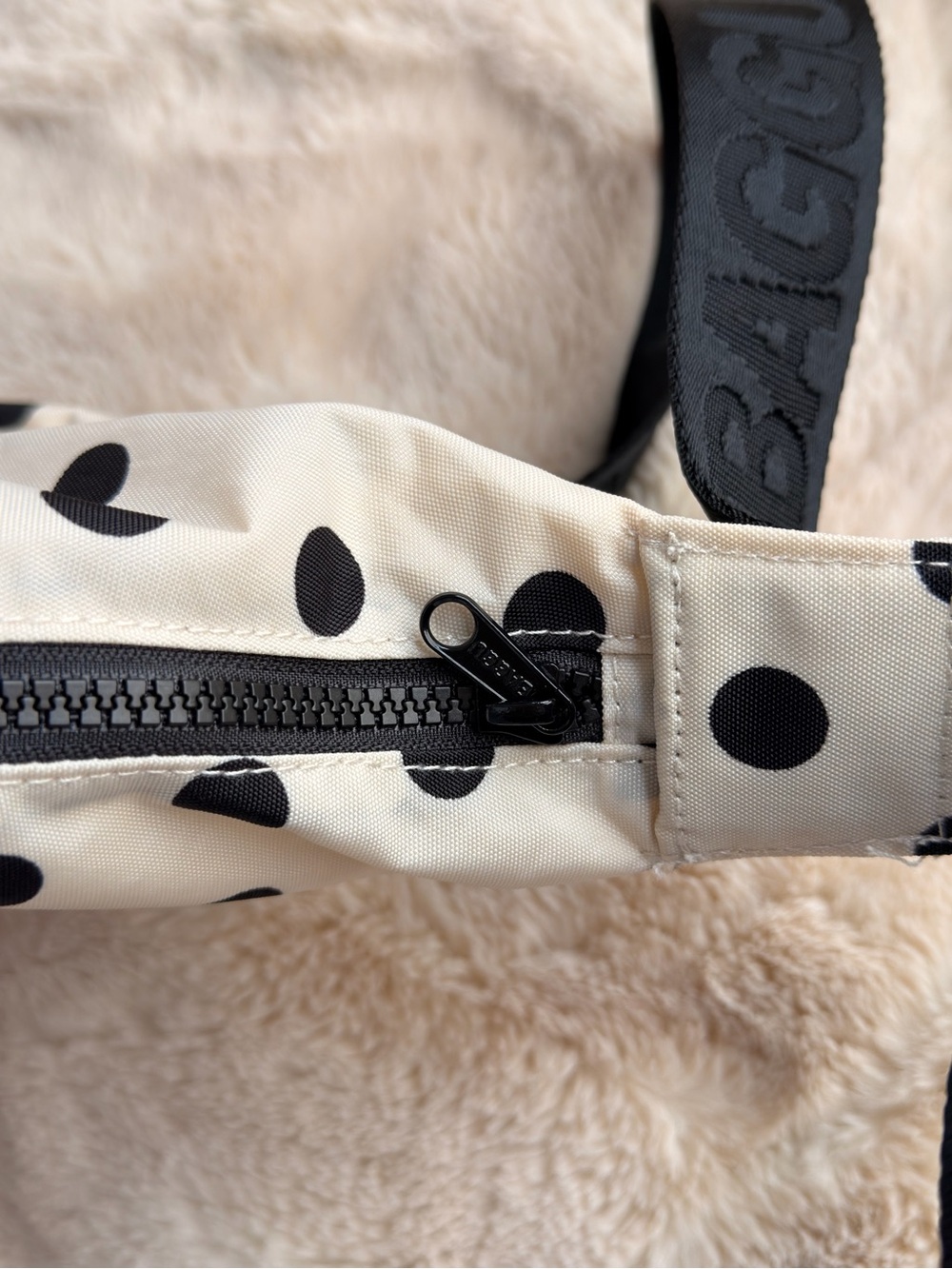 BAGGU Medium Crescent Bag in Cream & Black Polka Dots | UO Exclusive - Picture 3 of 4